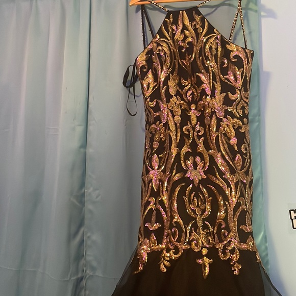 Size Medium, Gold and black - Picture 1 of 3